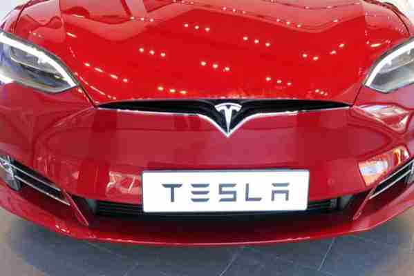 Tesla to show off new self-driving technology